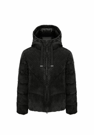 Giubbotto imbottito nero con texture a coste verticali, cappuccio e chiusura a zip. Presenta lacci neri a contrasto e orlo arrotondato.