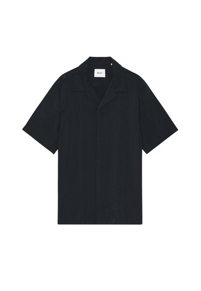 Chemise noire à manches courtes avec un col classique et des boutons cachés sur le devant, présentée à plat sur fond blanc.