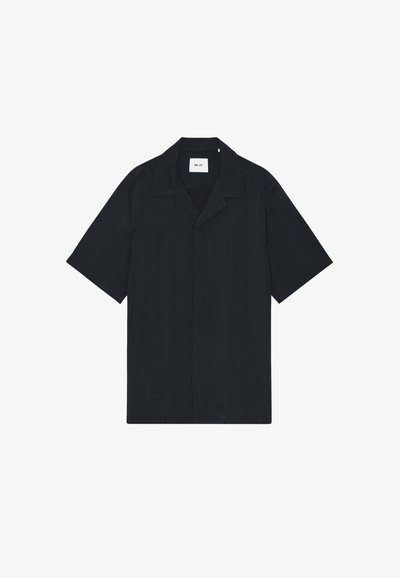 Chemise noire à manches courtes avec un col classique et des boutons cachés sur le devant, présentée à plat sur fond blanc.