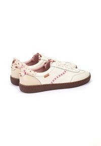 Zapatillas de cuero en crema con costuras en rosa, acentos estampados en el talón y una suela de goma marrón. Punta redondeada y diseño con cordones.