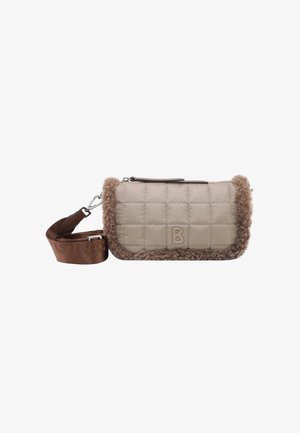 Sac bandoulière rectangulaire matelassé beige avec garniture en shearling marron, logo "B" à l'avant, et bandoulière en tissu marron amovible avec clips métalliques.