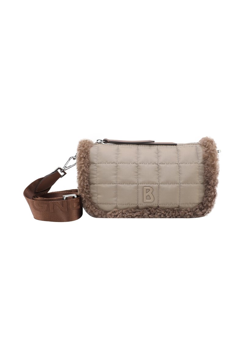 Sac bandoulière rectangulaire matelassé beige avec garniture en shearling marron, logo "B" à l'avant, et bandoulière en tissu marron amovible avec clips métalliques.
