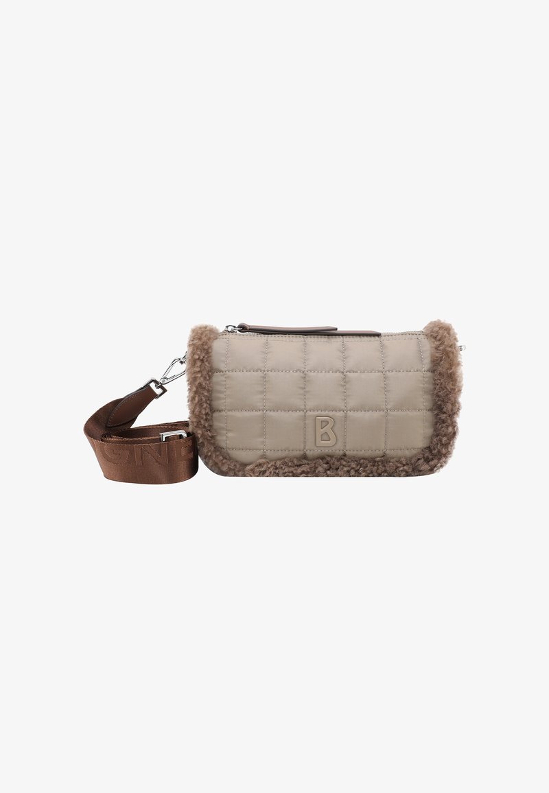 Sac bandoulière rectangulaire matelassé beige avec garniture en shearling marron, logo "B" à l'avant, et bandoulière en tissu marron amovible avec clips métalliques.