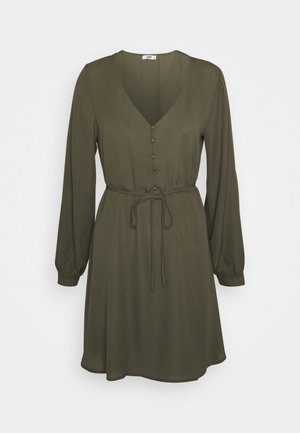 Olivgrünes, langärmeliges Kleid mit V-Ausschnitt, mit Stoff bezogenen Knöpfen vorne und einem gebundenen Taillengürtel, auf weißem Hintergrund dargestellt.