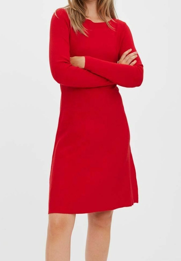 Robe longue rouge à manches longues en tissu doux, avec un col rond et une silhouette ajustée, présentant une texture lisse et une coupe au genou.