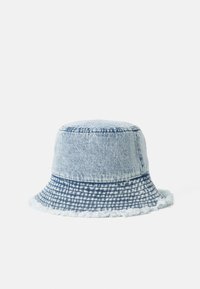 Denim félcipő sapka világos kék színben, szabdalt szélekkel és kockás mintával az alsó pánton. Puha tapintás, kerek korona dizájn.