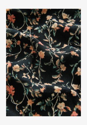 Crna tkanina s cvjetnim uzorkom malih ružičastih i zelenih cvjetova, isprepletena s delikatnim zelenim lozama na teksturiranoj površini.