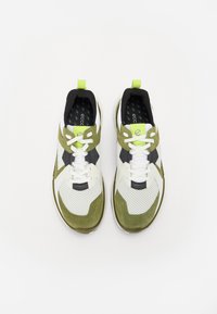 Weiße und olivgrüne Sneakers mit Mesh- und Wildledertextur, schwarzen Akzenten, grünem Logo-Tag und weißen Schnürsenkeln. Flaches, abgerundetes Sohlen-Design.