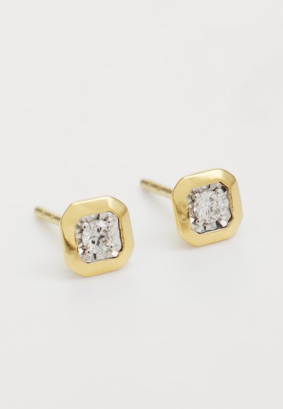 Guldfarvede studs med octagonal design, prydet med klare, rundslibede sten sat i en tekstureret ramme. Poleret finish, enkel og elegant.