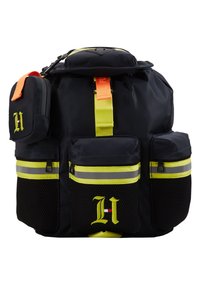 Zaino in nylon nero con accenti gialli brillanti e riflettenti, numerose tasche con zip e un grande scomparto superiore con maniglia per il trasporto.