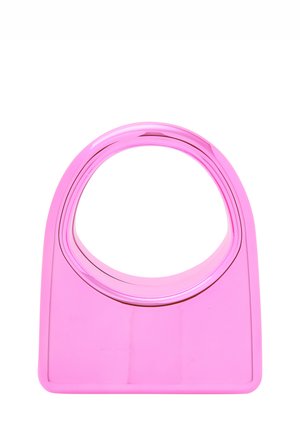 Rosa plastik tote taske med en glat, blank overflade og et buet håndtag. Firkantet bund og afrundet top, der har et sømløst design.