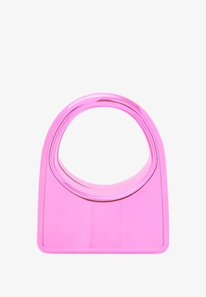 Różowa plastikowa torba na zakupy z gładką, błyszczącą powierzchnią i wygiętym uchwytem. Kwadratowa podstawa i zaokrąglony zarys, z jednolitą konstrukcją.