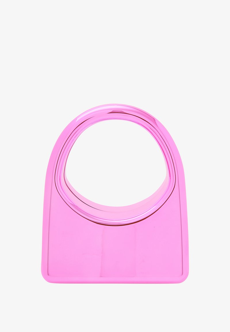 Różowa plastikowa torba na zakupy z gładką, błyszczącą powierzchnią i wygiętym uchwytem. Kwadratowa podstawa i zaokrąglony zarys, z jednolitą konstrukcją.