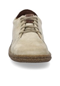 Béžové semišové boty s kulatou špičkou, tkaničkami provlečenými kovovými očky a strukturovanou hnědou gumovou podrážkou. Kožené akcenty poblíž jazyka.