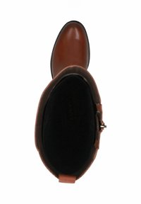 Bottine en cuir marron avec un bout rond. L'intérieur est doublé de tissu noir et présente un accent de boucle sur le côté. Texture lisse.