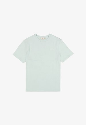 Camiseta de manga corta color verde menta hecha de algodón. Cuello redondo clásico, textura suave, con un pequeño logo blanco en el pecho izquierdo.