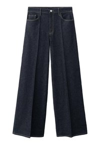 Vaqueros de pierna ancha de mezclilla oscura con cintura alta, con cierre frontal de botones, bolsillos laterales y detalles de pliegues distintivos a lo largo de las piernas.