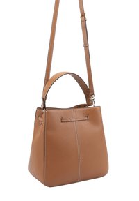 Sac seau en cuir marron avec une forme structurée, une poignée supérieure et une bandoulière réglable. Présente des coutures contrastées et un design minimaliste.