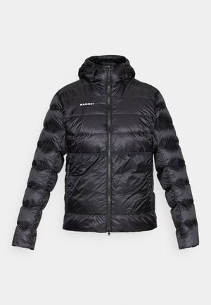 Schwarze Steppjacke mit Reißverschluss vorne, Kapuze und elastischen Bündchen. Mit einem Mammut-Logo auf der Brust und einer strukturierten, glänzenden Oberfläche.