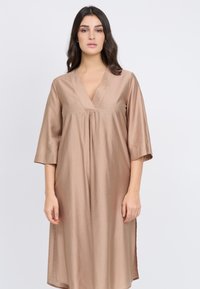 Vestido de satén marrón con escote en V, corte holgado y mangas de tres cuartos. Presenta aberturas laterales y una costura fruncida debajo del busto.