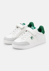 Sneaker bianche basse con accenti verdi, fascia in velcro, lacci e rinforzo grigio sulla punta, marchiate con loghi FILA sulla linguetta e sui lati.