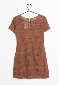 Brun spetsklänning med korta ärmar, med ett blommönster, rund halsringning och en nyckelhålsrygg med knappstängning.