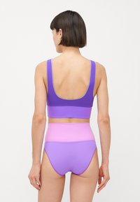 Σπορ εσώρουχο μωβ και ροζ με ψηλόμεσο μπικίνι, με απαλή υφή, φαρδιές τιράντες και σχέδιο σε χρωματικούς μπλοκ. 