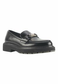 Mustad mustad nahast loafertiipsud ümarate varvastega, laia rihmaga ja dekoratiivse kuldse detailiga. Paksem kummist tald lisatud haardevõime jaoks.