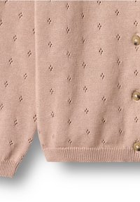 Strickjacke in sanftem Rosa mit einem strukturierten Muster aus kleinen Rauten. Mit runden beigen Knöpfen und gerippten Bündchen und Saum.