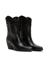 Botas de vaquero negras de cuero con puntas apuntadas, costuras decorativas en el caña y un tacón apilado, con una textura suave y un diseño elegante.