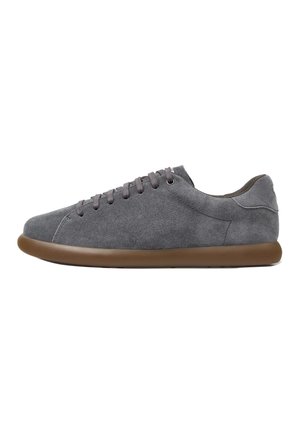Grauer Sneaker aus Wildleder mit brauner Gummisohle und grauen Schnürsenkeln, Seitenansicht vor weißem Hintergrund.