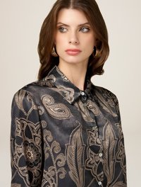 Blusa in seta nera con intricati motivi floreali dorati, colletto a punta e chiusura con bottoni. Texture liscia con una finitura semitrasparente.