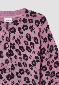 Rosa Cardigan mit schwarzem und rotem Leopardenmuster, ausgestattet mit einem runden Ausschnitt, Knopfverschluss und gerippten Bündchen für zusätzliche Textur.