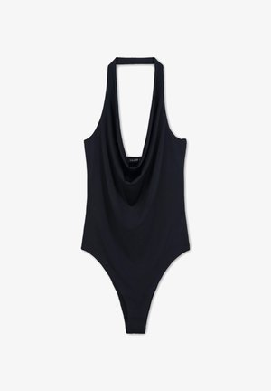 Maillot de bain noir à col halter avec un design drapé à l'avant et un dos dégagé. Fabriqué en matériau extensible, présentant une silhouette ajustée.