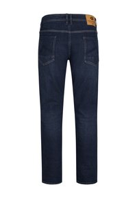 Jeans de mezclilla de color azul oscuro con corte recto, que cuentan con dos bolsillos traseros, detalles de costura sutiles y una etiqueta de cuero marrón en la cinturilla.