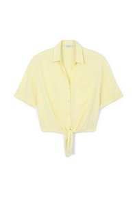 Camicia gialla cropped con bottoni e maniche corte, caratterizzata da un dettaglio a nodo frontale e una tasca sul petto. Tessuto morbido al tatto.