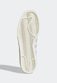 Bílá gumová podrážka se vzorem trakce ve tvaru cik-cak a texturovanými drážkami; světle fialový svršek se třemi bílými pruhy po straně.