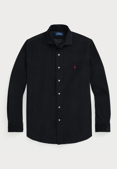 Juodas kordūrinis marškiniai su mygtukais, turintys plačią apykaklę, ilgomis rankovėmis ir mažą raudoną siuvinėtą logotipą kairėje krūtinėje.