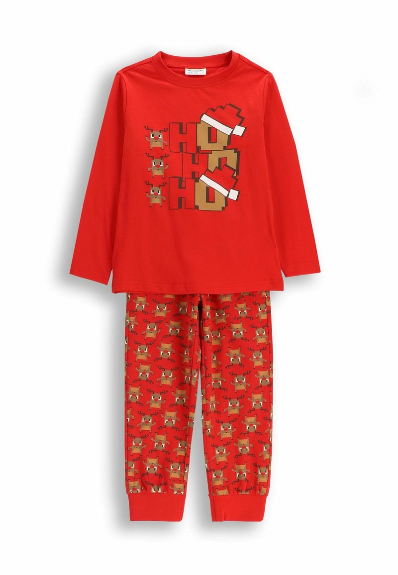 Czerwony długi rękaw piżamowy z nadrukiem „HO HO HO” i grafikami reniferów; pasujące czerwone spodnie z powtarzającym się wzorem reniferów i elastycznymi mankietami.