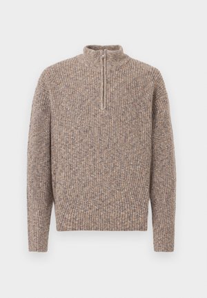 Hnedý rebrovaný pletený pulóver s dlhými rukávmi a vysokým golierom so zipsom do polovice, zobrazený na jednofarebnom pozadí.