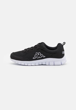 Chaussure de sport en mesh noir avec semelle blanche flexible et logo Kappa sur le côté et sur la languette du talon.