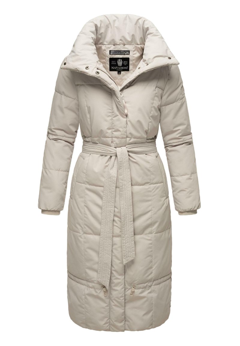 Ljust beige pufferjacka med insvängd midja, hög krage, dragkedja och knappstängning samt quiltat mönster. Har lång ärm och sidofickor.