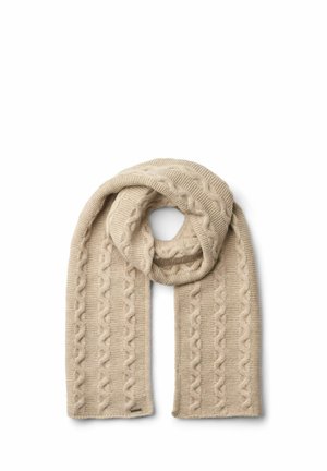 Écharpe beige tricotée avec un motif torsadé, pliée en boucle sur un fond blanc.