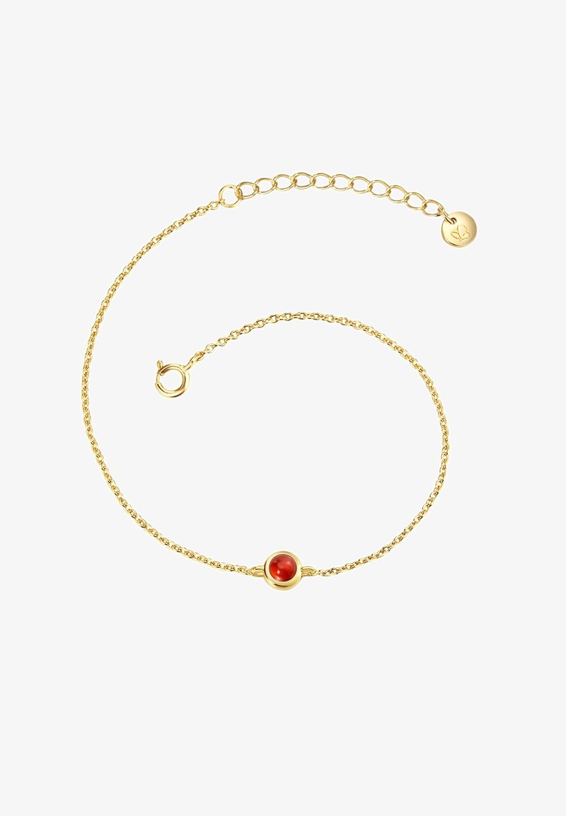 Pulsera de cadena de oro con una gema roja redonda en un engaste circular, con una delicada textura trenzada, con un cierre ajustable y un pequeño encantamiento.