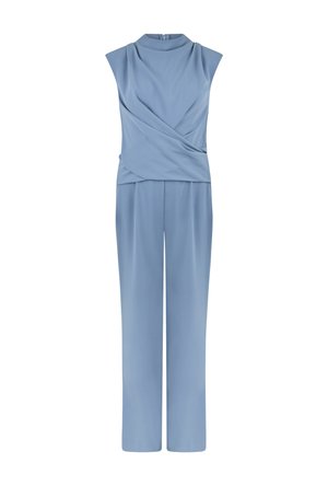 Combinaison bleu clair sans manches avec col montant, détail drapé en forme d'enveloppement sur le corsage, et pantalons droits.