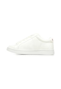 Fehér bőr sneaker, sima felülettel, kerek orral, lapos talppal és egyszerű fűzéssel. A hátsó részen egy kis piros logó található.