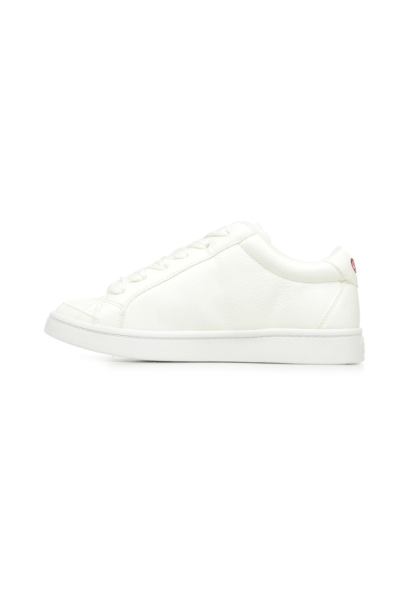 Fehér bőr sneaker, sima felülettel, kerek orral, lapos talppal és egyszerű fűzéssel. A hátsó részen egy kis piros logó található.