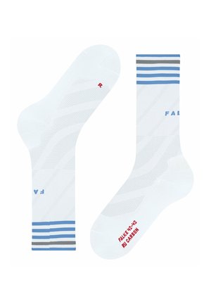 Białe sportowe skarpetki z niebiesko-szarymi paskami na ściągaczach, subtelnymi wzorami siateczki, napisem „FALKE” i czerwonymi oznaczeniami rozmiaru na każdej stopie.