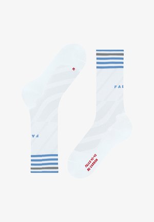 Weiße Sportsocken mit blau-grau gestreiften Bündchen, subtilen Mesh-Mustern, dem Schriftzug „FALKE“ und roten Größenmarkierungen an jedem Fuß.