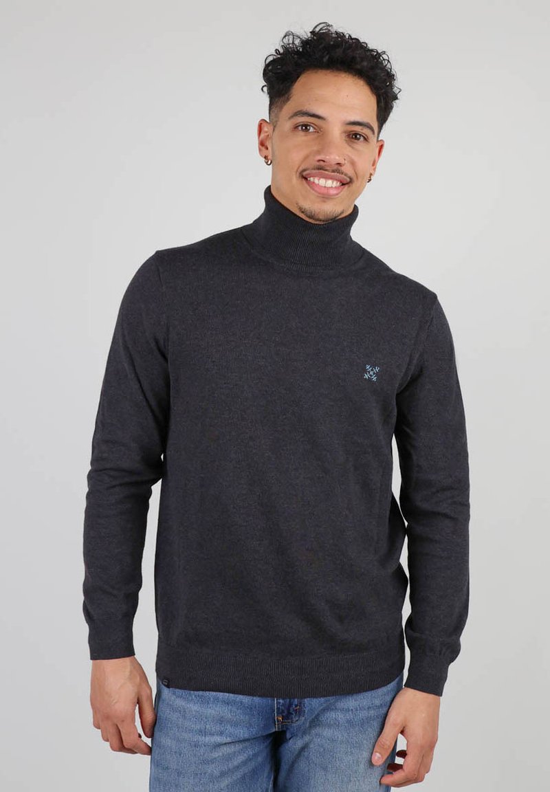 Pull-over col roulé gris foncé en texture tricotée, avec broderie du logo bleu. Manches longues et design ajusté. Tenue décontractée associée à un jean.